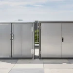 Confronto tra due armadi da esterno su un terrazzo, con dettagli su finiture, ferramenta e qualità costruttiva